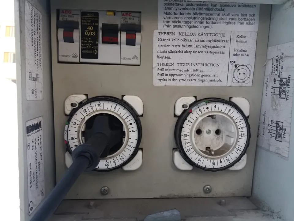 Boîtier électrique extérieur avec deux minuteries à cadran pour chauffe-moteur, dont une avec un fil noir branché