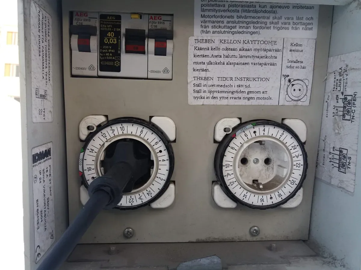 Boîtier électrique extérieur avec deux minuteries à cadran pour chauffe-moteur, dont une avec un fil noir branché