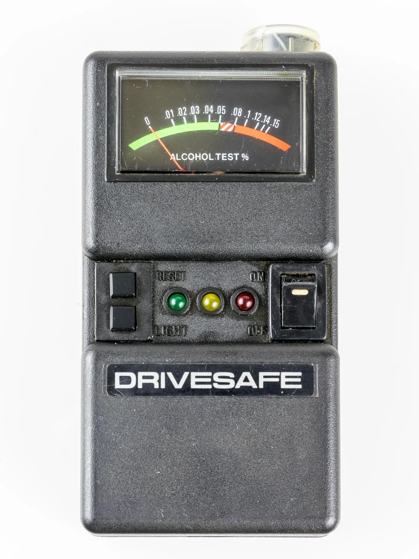 Un éthylomètre personnel Drivesafe avec une aiguille et trois voyants