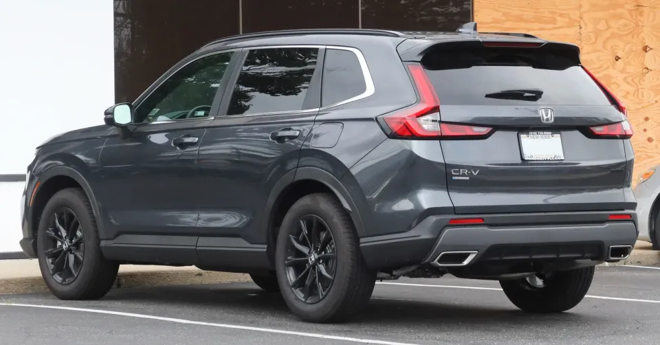 L’arrière d’un Honda CR-V hybride 2023 gris dans un stationnement