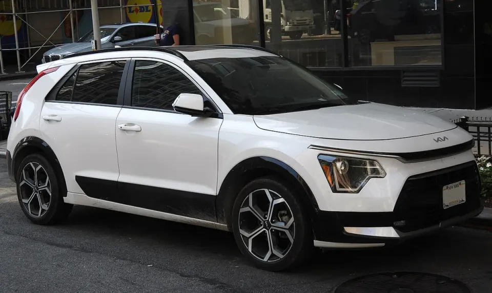 A white Kia Niro Hybrid EX seen from the front right