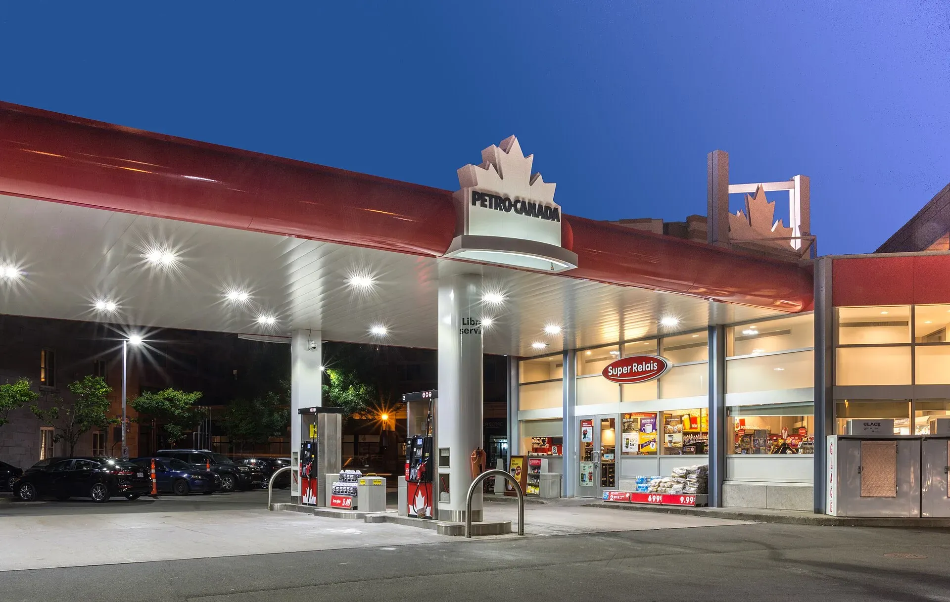 Une station Petro-Canada à Québec, le soir, avec son dépanneur éclairé
