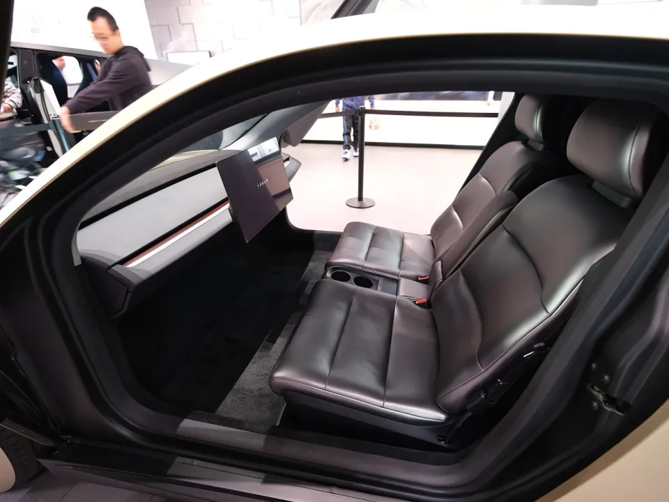 L'intérieur d'un Cybercab de Tesla (concept) avec deux sièges, un écran et aucun volant