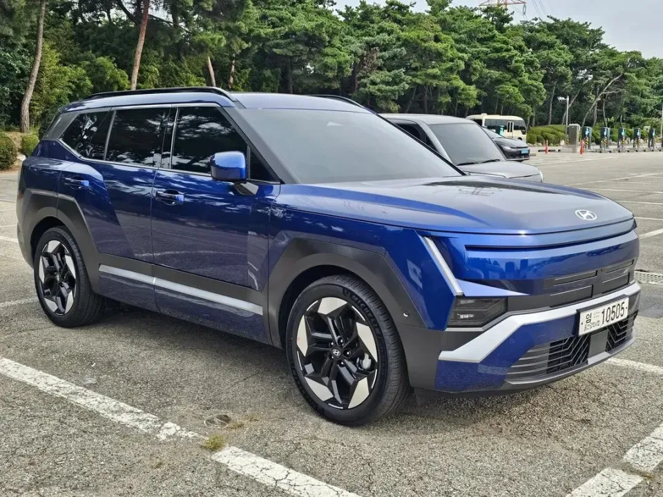 A blue pre-production 2027 Hyundai Tucson parked in a lot in South Korea