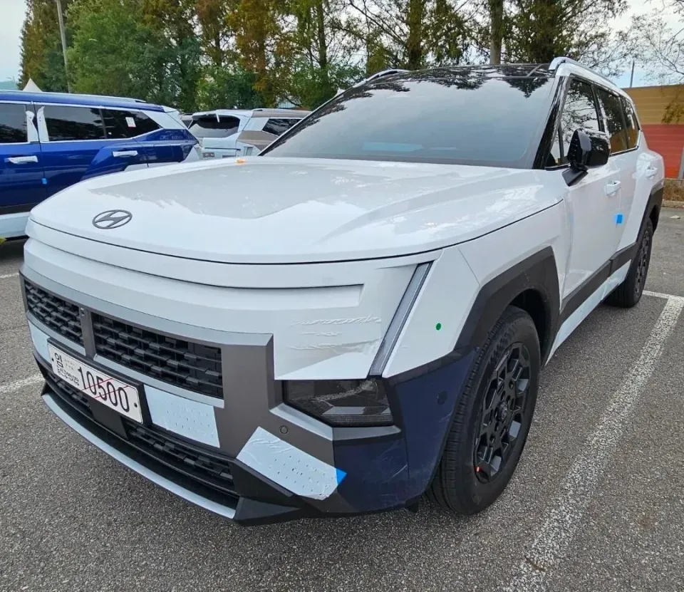 The front of a white 2027 Hyundai Tucson XRT with black and blue trim in South Korea